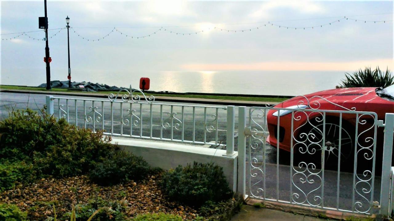 Beachfront Studio Apartment Felixstowe Esterno foto