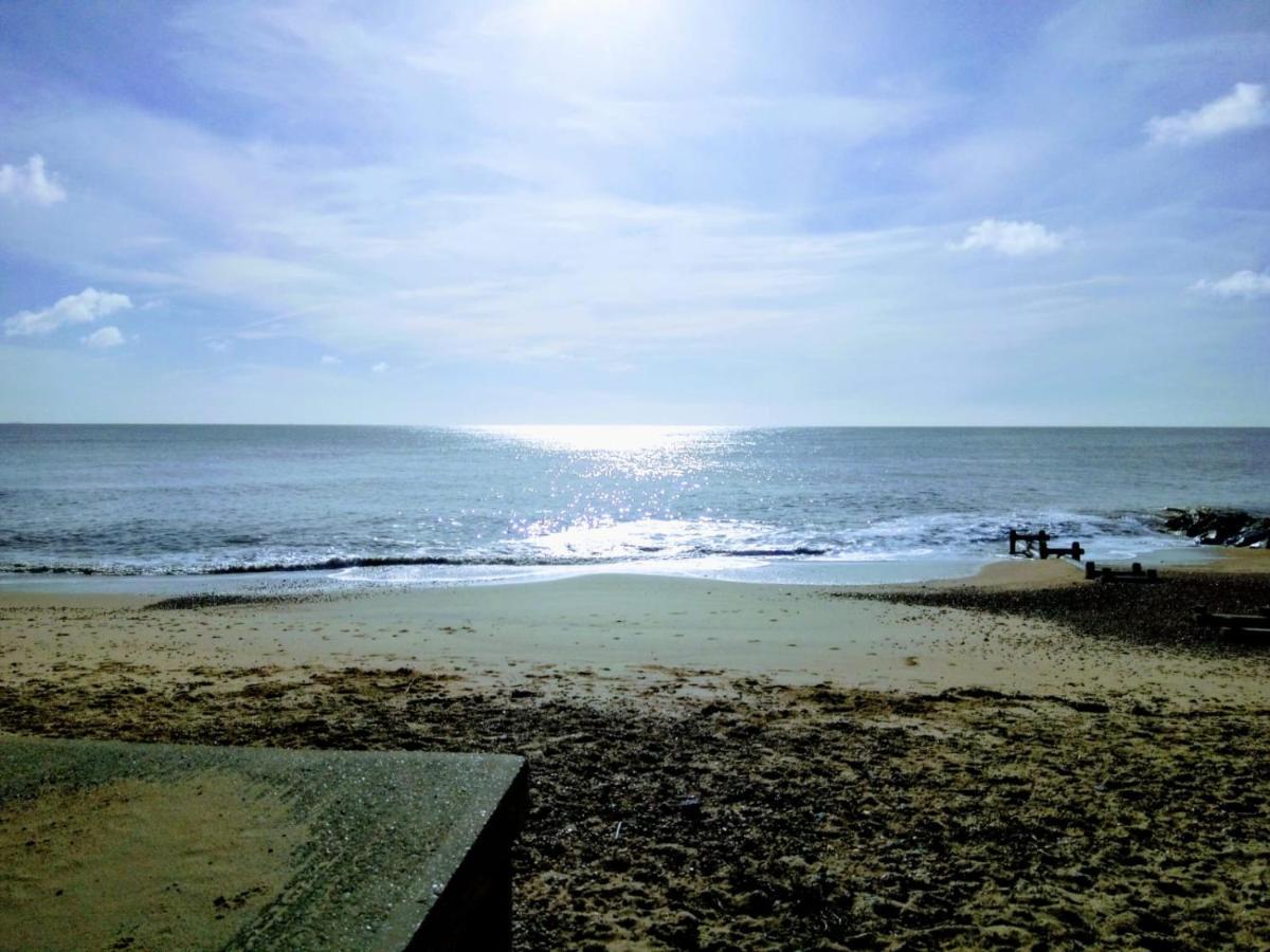 Beachfront Studio Apartment Felixstowe Esterno foto