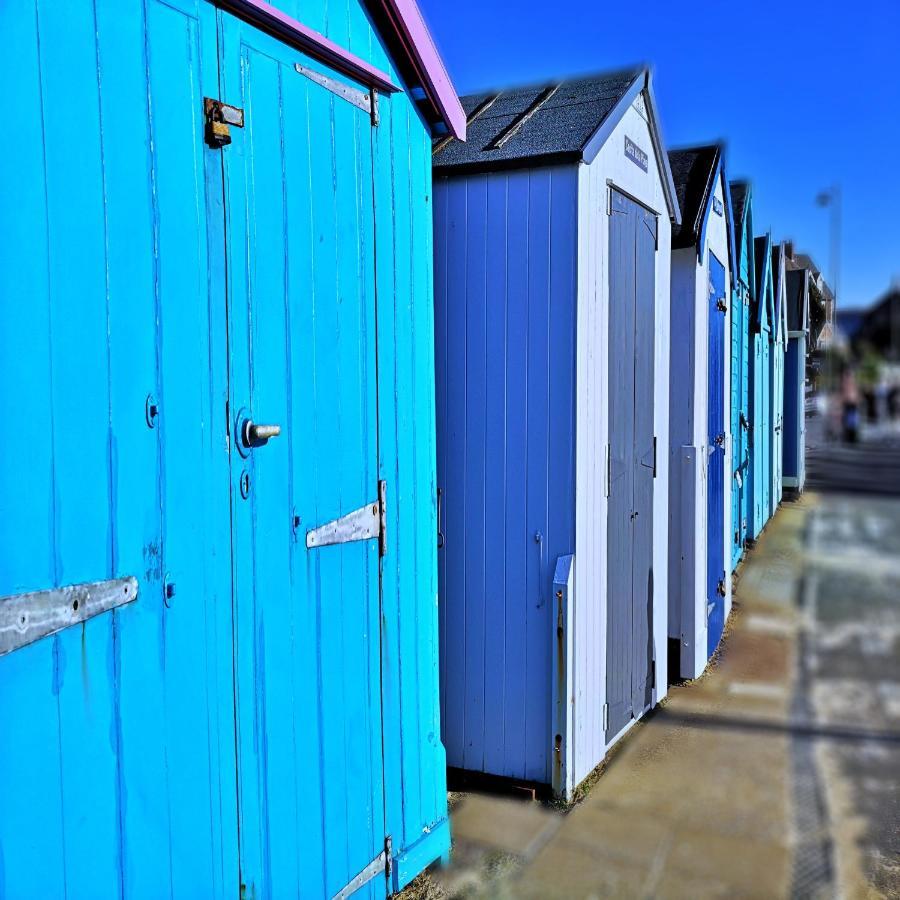 Beachfront Studio Apartment Felixstowe Esterno foto