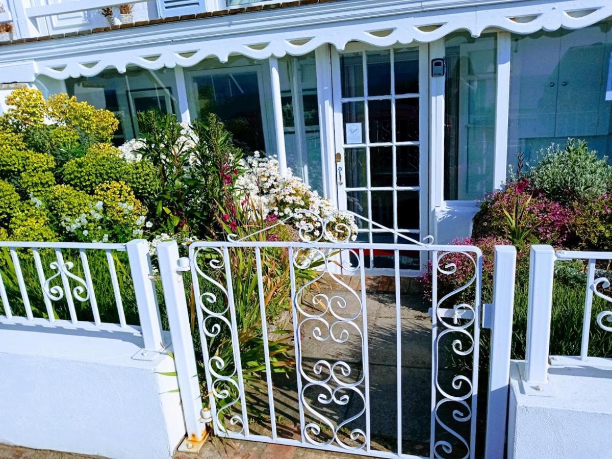 Beachfront Studio Apartment Felixstowe Esterno foto